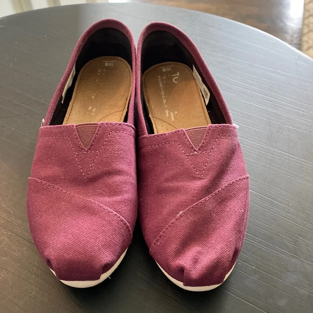 Tom’s Burgundy Flats - Picture 1 of 5